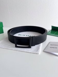 特 Bv 新款男士平面腰带 意大利平面小牛皮搭配可旋转枪色扣 双面用 正面有标识 宽度35Mm 颜色: 黑色黑色