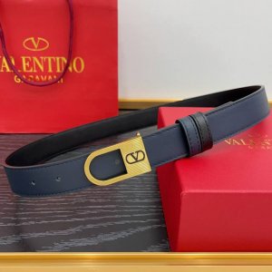 牛皮革腰带，复古黄铜做旧效果处理金属扣环，饰以珐琅 Vlogo Signature 细节 宽度：3.0Cm