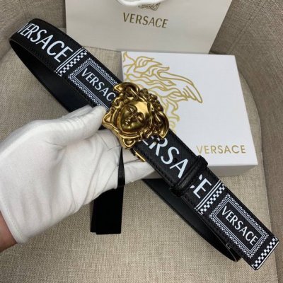 宽度3.8Cm Versace范思哲经典款十字纹印花搭配新款旋转扣：此款腰带配有醒目的美杜莎头像搭扣，可为任何造型增添几分立体雅致效果。