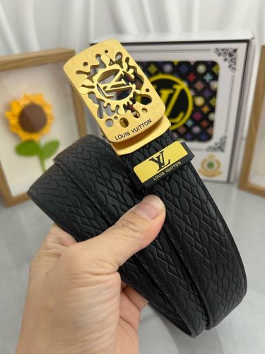 品名：Lv..路易..威登自动带 材质：原单牛皮腰带 百分百头层牛皮腰带保证真皮，24K纯钢扣，专柜原单品质、做工精细，时尚大牌，送人自用首选 包装： 请认准如