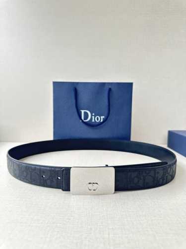 宽度3.5Cm Dior 这款不锈钢金属腰带扣是春季系列新品，展示 Cd Icon 标志和 Oblique Cosmo 图案，致敬 Dior 的经典图案。可与各