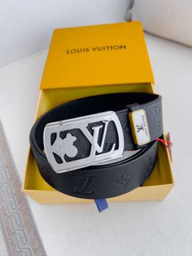 品名： Lv..路易..威登腰带皮带原单 型号：挂扣，经典纯钢材质挂扣，头层牛皮，图片实物拍摄 材料：头层牛皮，挂扣系列，纯钢材质扣头，钯镀电镀工艺永不掉色。原