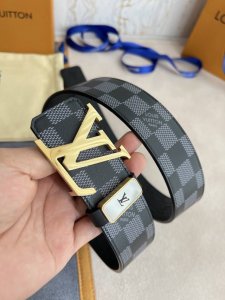 品名： Lv..路易..威登腰带皮带原单 型号：挂扣，经典纯钢材质挂扣，头层牛皮，图片实物拍摄 材料：头层牛皮，挂扣系列，纯钢材质扣头，钯镀电镀工艺永不掉色。原