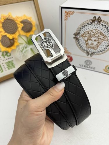 品名：Versace.范思哲 自动带 材质：原单牛皮腰带 百分百头层牛皮腰带保证真皮，24K纯钢扣，专柜原单品质、做工精细，时尚大牌，送人自用首选 包装： 请认