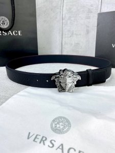 宽度4.0Cm Versace范思哲采用进口万象纹牛皮，此款平面腰带配有醒目的美杜莎头像搭扣，可为任何造型增添几分立体雅致效果。