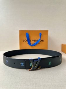Lv首字母4.0宽 是那些欣赏色彩的人的一种生动风格 表带的一面由黑色皮革制成 印有Lv盾形图案 以彩虹渐变呈现 这种组合 加上Gleaming Buckle