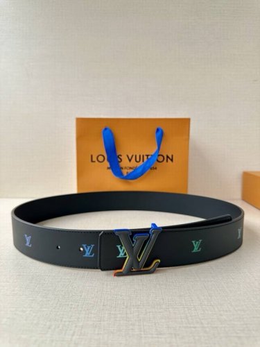 Lv首字母4.0宽 是那些欣赏色彩的人的一种生动风格 表带的一面由黑色皮革制成 印有Lv盾形图案 以彩虹渐变呈现 这种组合 加上Gleaming Buckle