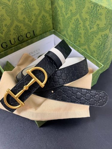 2025秋冬系列焕新演绎富有辨识度的Gg Marmont系列。这款双面腰带采用Gg印花压纹皮革与皮革材质匠心打造，缀饰双G搭扣。 DDD 商品细节 DDD 一面