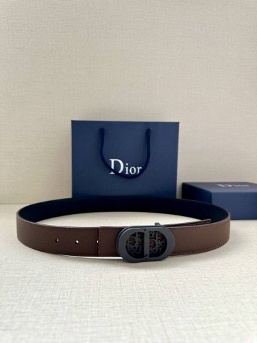 特 宽度3.5Cm 这款白金色饰面黄铜腰带扣采用“Cd”标志点缀，镌刻有 Dior Oblique 图案，经典元素呈现本季全新风采。设计精巧，可与各式 35 毫