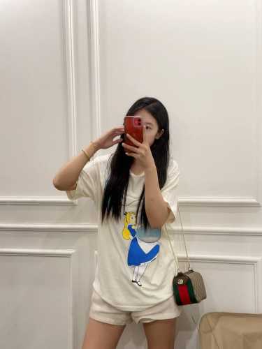 礼盒包装Gucci Ophidia 链条单肩斜挎包 把Gucci的复古风诠释得淋漓尽致~ 圆顶造型设计，实用性和性价比 Gucci酷奇便当饭盒包 今天的气场是H