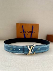 特P180 Lv Shake 双面腰带结合 Monogram Eclipse 帆布与光滑牛皮革，成就两式风范。Lv Shake 搭扣拥有抛光质感和漆面效果