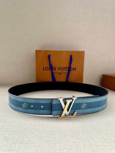 特P180 Lv Shake 双面腰带结合 Monogram Eclipse 帆布与光滑牛皮革，成就两式风范。Lv Shake 搭扣拥有抛光质感和漆面效果