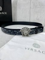 宽度4.0 Cm Versace 范思哲 此款经典的Versace腰带由柔软的小牛皮制成，饰有La Greca印花，并配有3D美杜莎腰带扣。