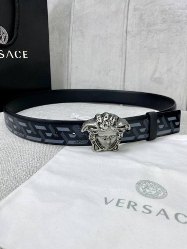 宽度4.0 Cm Versace 范思哲 此款经典的Versace腰带由柔软的小牛皮制成，饰有La Greca印花，并配有3D美杜莎腰带扣。