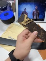 高端品質 實物拍攝 配全套包裝 品牌 L V海外原單 扣頭材質 雙色純鋼扣 帶身材質正面 38Mm寬度採用進口頭層牛皮腰帶 純鋼質五金扣頭實物拍攝長短不可自行裁