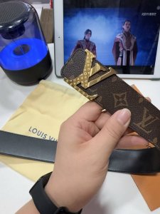 高端品質 實物拍攝 配全套包裝 品牌 L V海外原單 扣頭材質 雙色純鋼扣 帶身材質正面 38Mm寬度採用進口頭層牛皮腰帶 純鋼質五金扣頭實物拍攝長短不可自行裁
