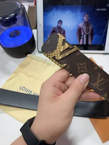 高端品質 實物拍攝 配全套包裝 品牌 L V海外原單 扣頭材質 雙色純鋼扣 帶身材質正面 38Mm寬度採用進口頭層牛皮腰帶 純鋼質五金扣頭實物拍攝長短不可自行裁