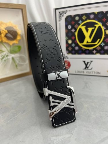 品名：Lv..路易..威登原单 材质：原单牛皮腰带 百分百头层牛皮腰带保证真皮，24K纯钢扣，专柜原单品质、做工精细，时尚大牌，送人自用首选 包装： 请认准如图