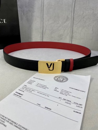 宽度3.5Cmversace 范思哲 此款柔软的手掌纹皮带饰有一个几何形状的希腊回纹别扣，既时尚又优雅。