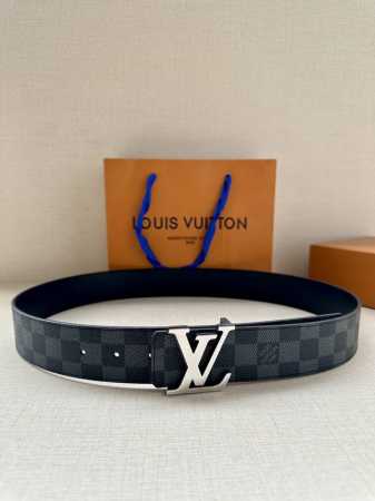 Lv Tag 双面腰带采用 Monogram 帆布和素净牛皮革 结合细致边染工艺 实现更多造型可能 金属 Lv 搭扣的标签细节再添前卫格调 - 点击图像关闭