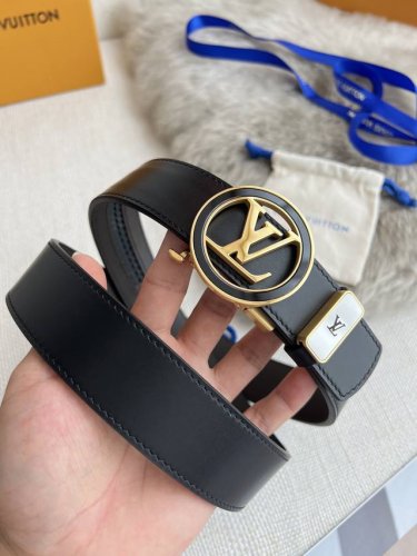 品名：Lv..路易..威登 腰带自动带 皮带 型号：自动扣，纯钢材质自动扣，头层牛皮自动带身，实物拍摄 材料：百分百头层牛皮，保证真皮。24K纯钢扣，永不掉色专