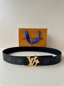 特 4.0宽Lv Flower 双面腰带取材 Monogram 涂层帆布 借背面皮革的 Lv Flower 压纹彰显 pharrell Williams 设计的