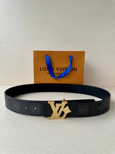特 4.0宽Lv Flower 双面腰带取材 Monogram 涂层帆布 借背面皮革的 Lv Flower 压纹彰显 pharrell Williams 设计的