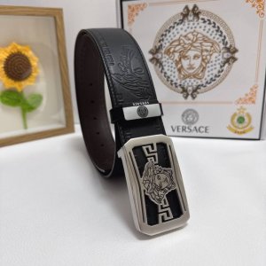 品名：Versace.范思哲 材质：原单牛皮腰带 百分百头层牛皮腰带保证真皮，24K纯钢扣，专柜原单品质、做工精细，时尚大牌，送人自用首选 包装： 请认准如图专