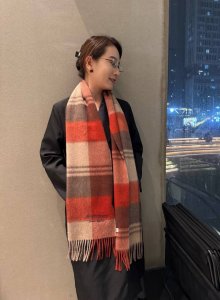 Burberry 巴宝莉羊绒围巾好看的要疯掉了，太有型太有魅力了非常斯文时尚的秋冬单品！真的很喜欢，非常Classical的情侣设计。手感真的绝了上身效果真的随