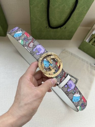 宽度3.8Cm Gucci Gg Marmont系列每一季都会推陈出新，为灵感源于70年代的标志性Gg配件注入宠物现代精髓。这款Gg Supreme帆布腰带反面