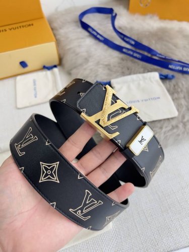 品名： Lv..路易..威登腰带皮带原单 型号：挂扣，经典纯钢材质花纹挂扣，头层牛皮，图片实物拍摄 材料：头层牛皮，挂扣系列，纯钢材质扣头，钯镀电镀工艺永不掉色