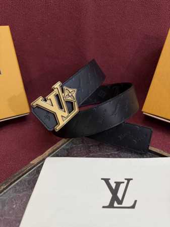 Lv Dimension 4.0双面腰带将经典格调引入新颖尺幅设计。皮革压印 Lv 字母和 Monogram 花卉，与纤秀 Lv 字母搭扣相映成趣，令品牌标识低 - 点击图像关闭