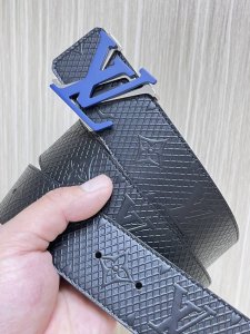 特 当季新款 双面进口牛皮，一面印网格，一面平纹，搭配精品错位兰扣，官网同步