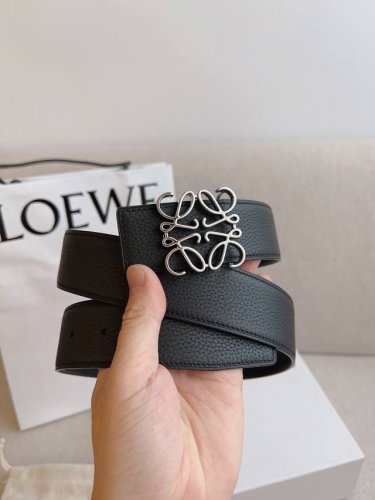 Loewe.罗意威 全套包装 产品打造成兼具实用性及独特性的时尚精品。Loewe罗意威采用卓越工艺，简约造型，精美材质质量，致力打造针对不同生活领域的时尚精品。