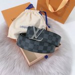 特 ：配送专柜全套礼盒包装。 Lv 40 毫米双面腰带将 帆布和柔软小牛皮分饰两面，以摩登视角重绎路易威登的经典设计，更有 Lv 字母搭扣绘上标志性一笔。搭提供