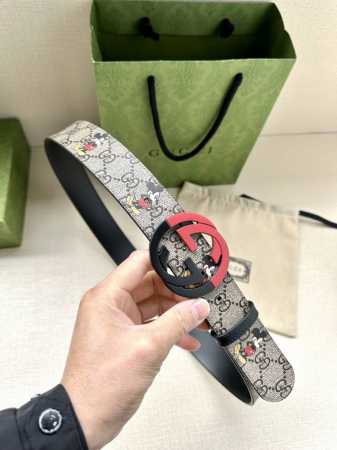宽度4.0Cm Gucci 米奇动漫图案是gucci的标志性元素之一，在这款配饰中焕新演绎为卡通风格设计。这款腰带融合了经典米奇元素和双g图案，突显品牌悠久的设 - 点击图像关闭