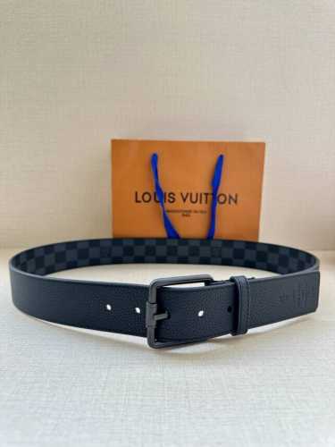 4.0宽 Citizen 双面腰带以 Monogram Eclipse 帆布和 Taurillon 皮革成就两式风尚，再以耀目针式搭扣俊朗格调，可轻松融入各式造