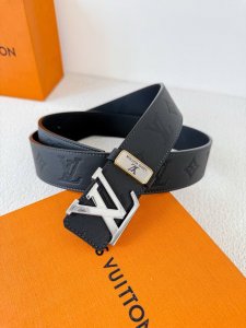 品名： Lv..路易..威登腰带皮带原单 型号：挂扣，经典纯钢材质挂扣，头层牛皮，图片实物拍摄 材料：头层牛皮，挂扣系列，纯钢材质扣头，钯镀电镀工艺永不掉色。原