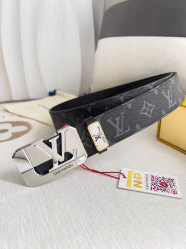 品名： Lv..路易..威登腰带皮带原单 型号：挂扣，经典纯钢材质面字母挂扣，头层牛皮，图片实物拍摄 材料：头层牛皮，挂扣系列，纯钢材质扣头，钯镀电镀工艺永不掉