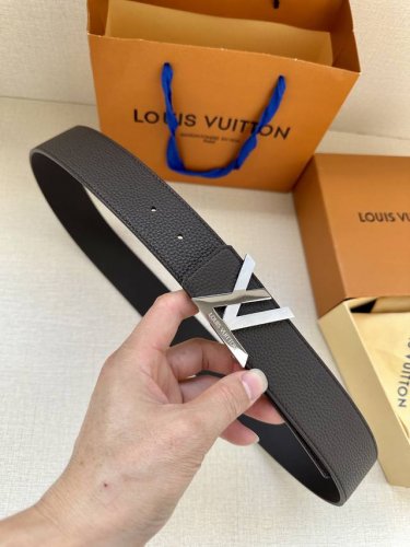 本款 Damier Lv 40 毫米双面腰带做工精良，风格经典。深色牛皮革皮带与 Lv 字母搭扣优雅相称，与精心镂刻的英字母气质优雅，可双面使用，轻松搭配您钟爱