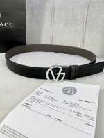 宽度4.0Cm Versace 范思哲 此款两面用皮革腰带的搭扣饰有品牌标志性的金 银色闪光virtus五金配件。