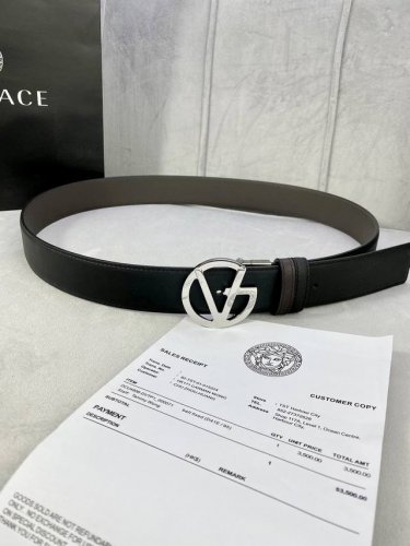 宽度4.0Cm Versace 范思哲 此款两面用皮革腰带的搭扣饰有品牌标志性的金 银色闪光virtus五金配件。