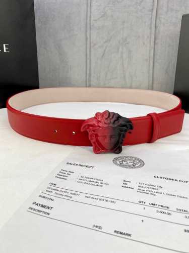 p230宽度4.0Cm Versace （范思哲）此款柔软的皮带饰彩色3D美杜莎腰带扣，可搭配正装或休闲牛仔装。