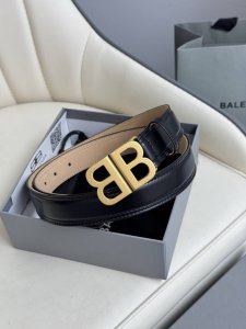 巴黎世家 Balenciaga 宽度3.0Cm 是法国的奢侈品牌，作为时尚界最具影响力品牌之一的地位。设计师源于：都市时尚潮流独特的设计风格，采用进口小牛皮制作
