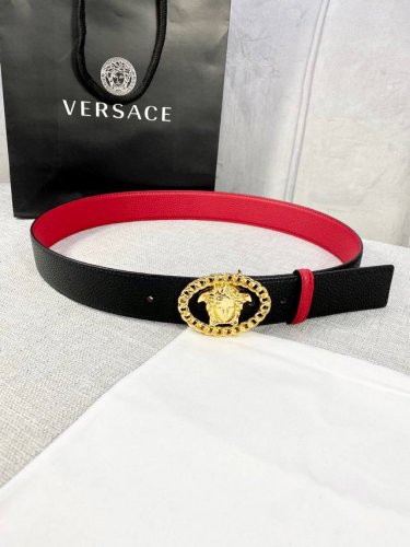 宽度4.0Cm V E R S A C E 范思哲 这款荔枝纹柔软头层皮饰带搭配一枚椭圆链条美杜莎带扣。本季标志性的Versace饰件点缀其上