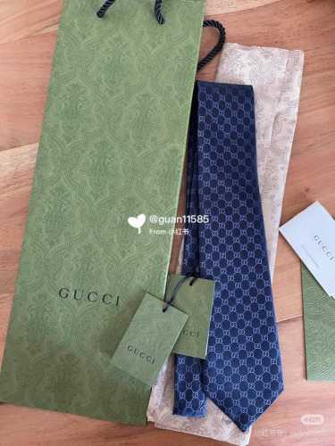 古奇 男士领带系列 双G提花领带 Gg暗纹，稀有采用经典小G Logo提花展现精湛手工与时尚优雅的理想选择，这款领带将标志性完美的结合，以时尚搭配手法演绎的更显