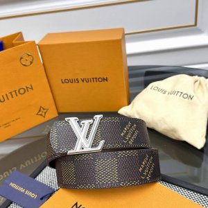 Lv Dimension 双面腰带将创意传承与华美街头风范共冶一炉，彰显创意总监 Pharrell Williams 的时尚远见。Monogram 帆布铺陈外层