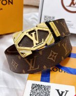 皮带：LV..路易..威登镶嵌满钻 腰带：顶级原单复刻品质百分百头层牛皮，保证真皮。雕花镂空镶钻工艺.真空电镀.永不掉色.24K纯钢扣头层老花，黑格，棕格，黑花