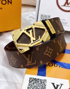 皮带：LV..路易..威登镶嵌满钻 腰带：顶级原单复刻品质百分百头层牛皮，保证真皮。雕花镂空镶钻工艺.真空电镀.永不掉色.24K纯钢扣头层老花，黑格，棕格，黑花