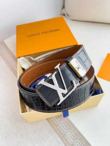 品名： Lv..路易..威登腰带皮带原单P210 型号：挂扣，经典纯钢材质挂扣，头层牛皮，图片实物拍摄 材料：头层牛皮，挂扣系列，纯钢材质扣头，钯镀电镀工艺永不